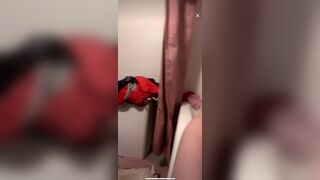 French girl took a shower while she was on live, but made a big ooooops